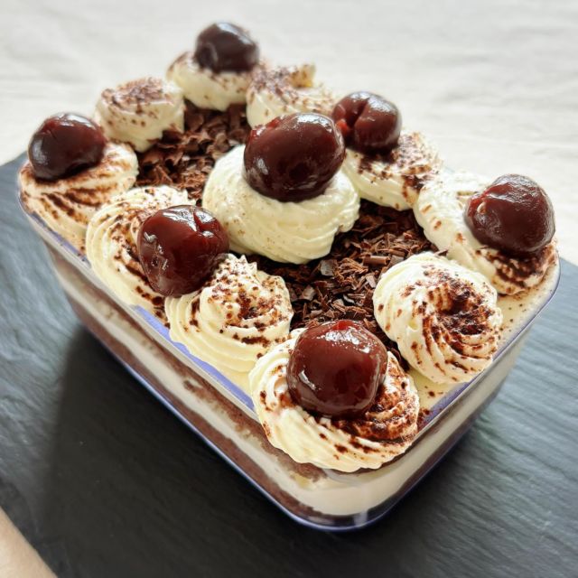 フォレノワールと言うケーキはご存知ですか？☺️

フォレノワールはフランス語ですが、ドイツ南西部の
「黒い森」と呼ばれる森林地帯にちなんだお菓子です。

チョコスポンジに、名産品のチェリーを合わせたケーキで
フレッシュロックコンテナ600mlでスコップケーキを
作りました😊
次回動画で、作り方とレシピをご紹介しますので、是非
作ってみて下さい♪

ご購入は
プロフィールのリンクツリーから各オンラインショップに
アクセスできます
👉@takeya_freshlok
———————————————
#takeya #freshlok #フレッシュロック 
#フレッシュロックコンテナ
#調味料入れ  #詰め替え　#保存容器
#おしゃれなキッチン　#丁寧な暮らし
#キッチングッズ　#シンプルデザイン 
#おうちカフェ　#スコップケーキ　
#フォレノワール　#ダークチェリー　
#チョコレートとさくらんぼのケーキ　
#フレッシュロックコンテナdeスコップケーキ
#フレッシュロックのある生活 
#タケヤ社員によるリアルな日常 
——————————————