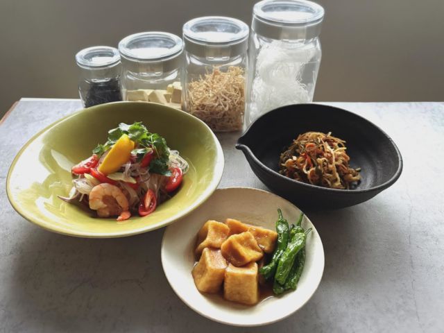 フレッシュロックは乾物を湿気から守り保存
するのにピッタリな容器です😊

今回は新作カラーのグレーを使っていますよ👍

また、乾物は長期保存も出来て栄養価も高い✨
しかも比較的にお安く手に入るので是非取り入れたい
食材です！

今回は切り干し大根で松前漬け、高野豆腐でオランダ煮
春雨でヤムウンセンを作りました。
次回、動画でレシピと作り方をご紹介します😊

購入は
プロフィールのリンクツリーから各オンラインショップに
アクセスできます
👉@takeya_freshlok
———————————————
#takeya 
#フレッシュロック
#乾物保存