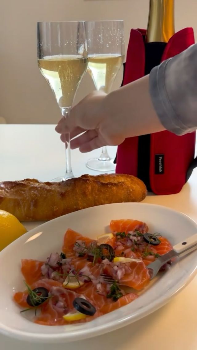 パーティの前菜にピッタリ✨サーモンマリネのご紹介です😊

フレッシュロックコンテナでサーモンを漬けておく事で、
余分な水分が抜けて旨味が増します👍
お正月の一品にも是非✨

レシピ📝
フレッシュロックコンテナ600ml
サーモン　　約200g
塩　　　　　小さじ2
砂糖　　　　小さじ1

ソースはお好みで♪
紫玉ねぎ、パセリ、オリーブオイル、塩胡椒
にんにく、レモン、ケーパーなど

シャンパンにピッタリな一品です♪
アイスジャケットと、チェアーズシャンパングラスも
是非チェックしてみて下さい😊

ご購入は
プロフィールのリンクツリーから各オンラインショップに
アクセスできます
👉@takeya_freshlok
———————————————
#takeya 
#freshlok
#フレッシュロックコンテナ
#サーモンマリネ