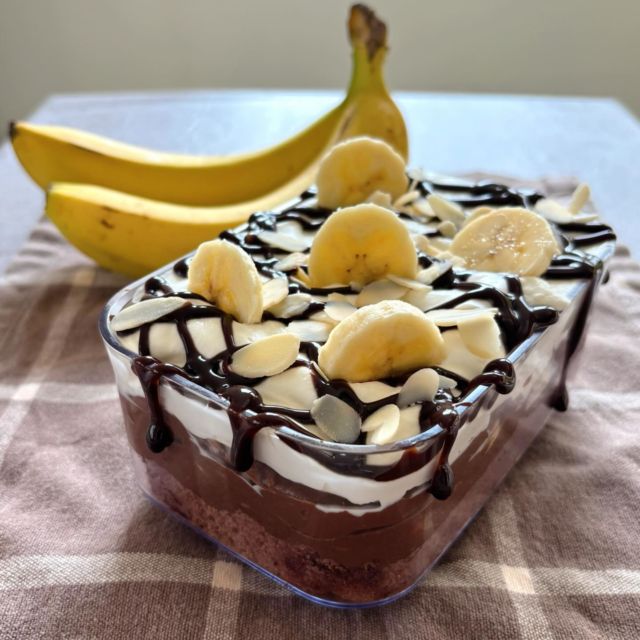 2月のスコップケーキは、フレッシュロックコンテナ600mlを使って、チョコバナナタルト風スコップケーキにしました😊

チョコとバナナは間違いない組み合わせでとっても
美味しいですよ♪
レンジで簡単に出来るチョコカスタードが決め手です🍫

次回作り方とレシピを動画でご紹介しますね👍

購入は
プロフィールのリンクツリーから各オンラインショップに
アクセスできます
👉@takeya_freshlok
———————————————
#takeya 
#フレッシュロック
#フレッシュロックコンテナ　
#チョコバナナタルト風スコップケーキ
#フレッシュロックコンテナdeスコップケーキ