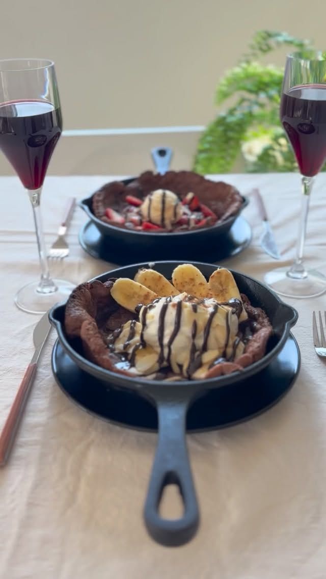 今年のバレンタインに、おうちでダッチベイビーはいかがですか？😊

ダッチベイビーとは、シュー生地に近い軽いパンケーキです。
今回は、大人のバレンタイン💝をイメージして、ワインにも
合うココア味のダッチベイビーにしました✨✨
トッピング次第で色々楽しめますよ♪

レシピ📝　スキレット2枚分
薄力粉　　　　　60g
ココアパウダー　10g
牛乳　　　　　　100cc
卵  2個
塩　　　　　　　小さじ1/4

バター　　　　　10g×2(予熱後型に塗る)
スキレットごと予熱220度、焼成200度 /15分

トッピング　　　お好みのフルーツ・クリーム・アイス・
チョコソース・シナモンなど

ワインを注いだ、チェアーズシャンパングラスはガラスのような透明感がありながら、耐熱・耐分にも優れているので、食洗機の使用もOKです🥂

YouTubeでは、より詳しく作り方が見えるので併せてご覧ください😊

購入は
プロフィールのリンクツリーから各オンラインショップに
アクセスできます
👉@takeya_freshlok
———————————————
#takeya 
#フレッシュロック
#ダッチベイビー
#バレンタインレシピ　
#チェアーズシャンパングラス