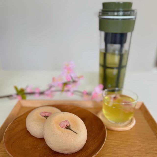 4/4はあんぱんの日です。

今回は、季節の桜を使った桜あんぱん🌸のご紹介です。
パン生地には桜のパウダーで色付けし、上には桜の塩漬けを
乗せました😊

また、スリムジャグII 1.1L茶こし付きで水出しした緑茶と共に
頂きました👍

次回動画で、作り方とレシピをご紹介します♪

購入は
プロフィールのリンクツリーから各オンラインショップに
アクセスできます
👉@takeya_freshlok
———————————————
#takeya 
#フレッシュロック
#桜あんぱん
#スリムジャグ茶こし付き